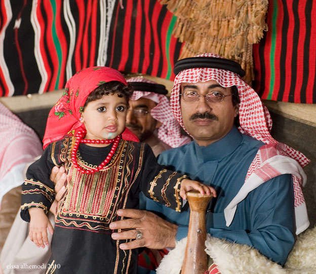 نقره لتكبير أو تصغير الصورة ونقرتين لعرض الصورة في صفحة مستقلة بحجمها الطبيعي