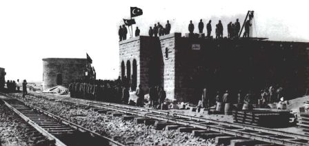 إنشاء محطة المعظّم ، إحدى محطات سكة الحديد بين تبوك ومدائن صالح (1908م)
